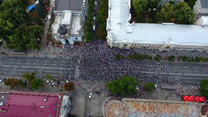 Protest spart ca o bulă de săpun. Nici zare de protestatar în centrul Capitalei, chiar dacă Năstase și Sandu au îndemnat oamenii să rămână în stradă