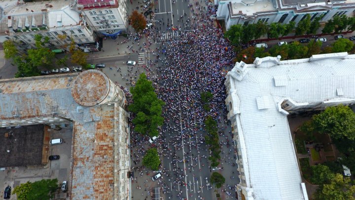 Protest spart ca o bulă de săpun. Nici zare de protestatar în centrul Capitalei, chiar dacă Năstase și Sandu au îndemnat oamenii să rămână în stradă