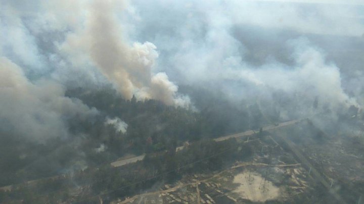 INCENDIU PUTERNIC în apropiere de Cernobîl. 130 de pompieri luptă cu flăcările (FOTO/VIDEO)