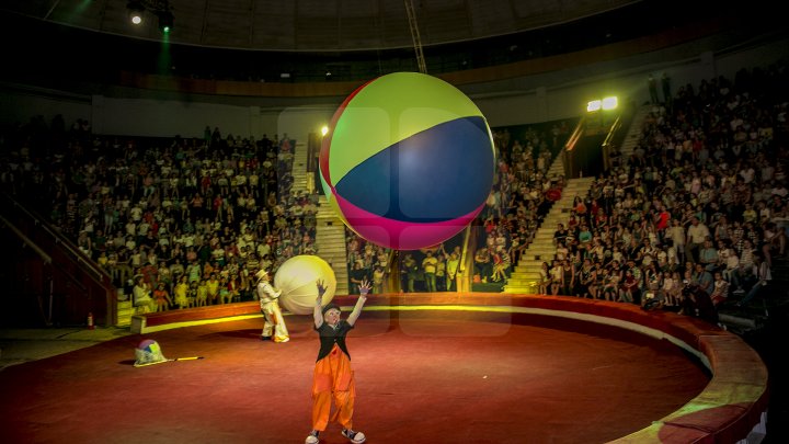 SPECTACOL DE EXCEPŢIE la circul din Capitală pentru 1.300 de copii din familii sărace şi internate (FOTOREPORT)