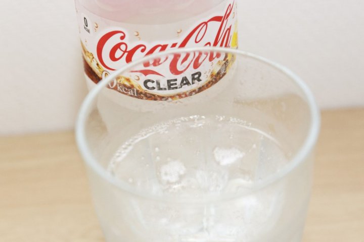 Coca-Cola a lansat o băutură transparentă și fără calorii. Cum arată aceasta (FOTO)