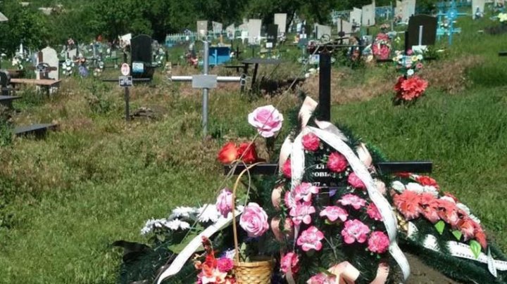 CAZ ÎNSPĂIMÂNTĂTOR într-un cimitir din Căuşeni: Un bărbat s-a spânzurat de crucea soției sale (IMAGINI ŞOCANTE)