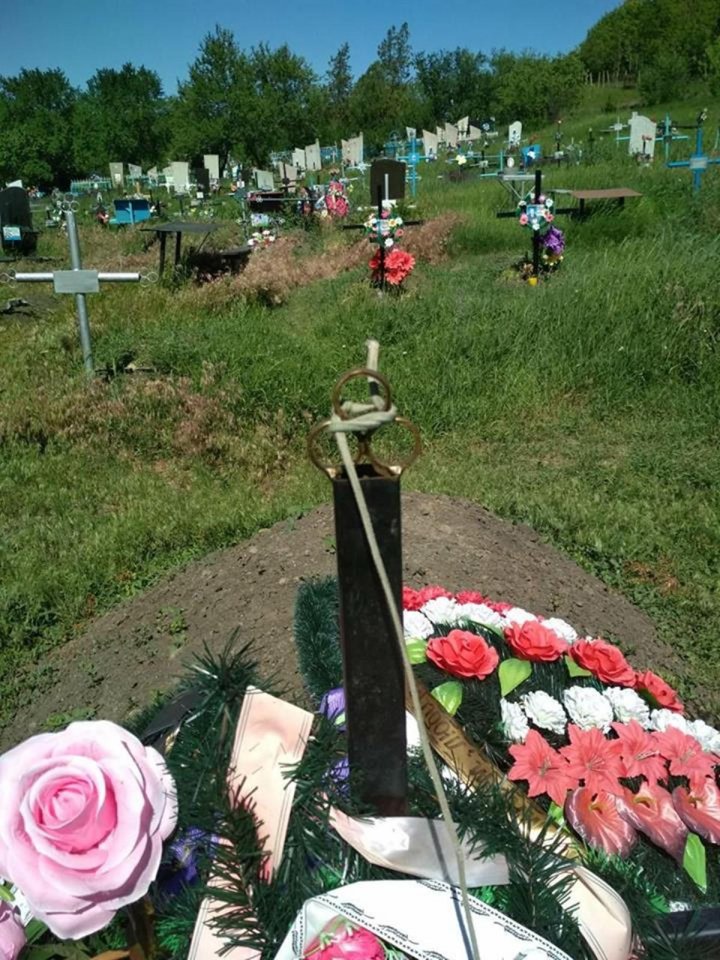 CAZ ÎNSPĂIMÂNTĂTOR într-un cimitir din Căuşeni: Un bărbat s-a spânzurat de crucea soției sale (IMAGINI ŞOCANTE)