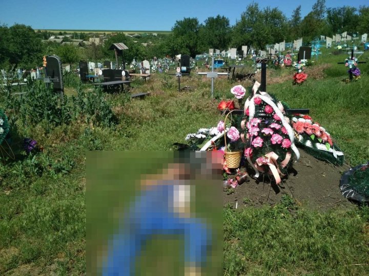 CAZ ÎNSPĂIMÂNTĂTOR într-un cimitir din Căuşeni: Un bărbat s-a spânzurat de crucea soției sale (IMAGINI ŞOCANTE)