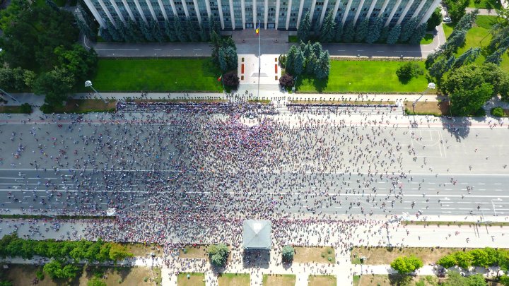 Protest spart ca o bulă de săpun. Nici zare de protestatar în centrul Capitalei, chiar dacă Năstase și Sandu au îndemnat oamenii să rămână în stradă