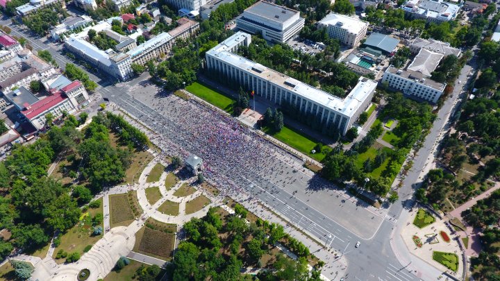 Protest spart ca o bulă de săpun. Nici zare de protestatar în centrul Capitalei, chiar dacă Năstase și Sandu au îndemnat oamenii să rămână în stradă