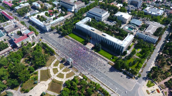 Protest spart ca o bulă de săpun. Nici zare de protestatar în centrul Capitalei, chiar dacă Năstase și Sandu au îndemnat oamenii să rămână în stradă