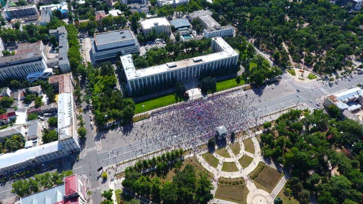 Protest spart ca o bulă de săpun. Nici zare de protestatar în centrul Capitalei, chiar dacă Năstase și Sandu au îndemnat oamenii să rămână în stradă