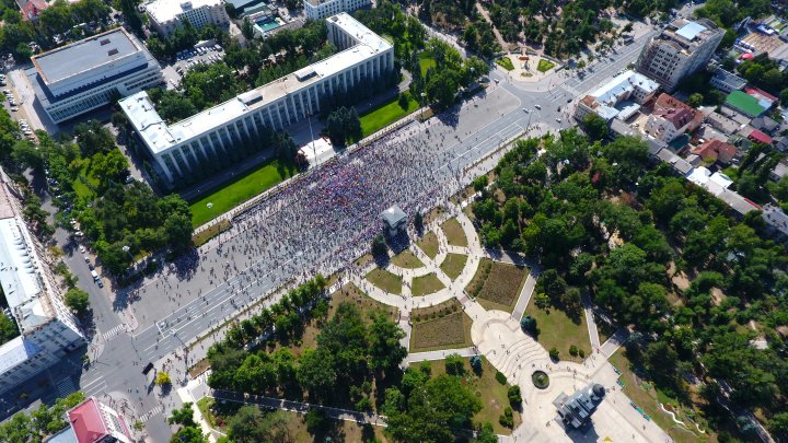 Protest spart ca o bulă de săpun. Nici zare de protestatar în centrul Capitalei, chiar dacă Năstase și Sandu au îndemnat oamenii să rămână în stradă