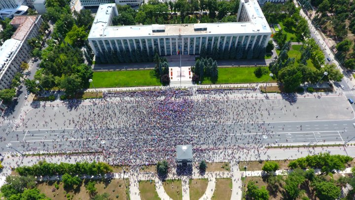 Protest spart ca o bulă de săpun. Nici zare de protestatar în centrul Capitalei, chiar dacă Năstase și Sandu au îndemnat oamenii să rămână în stradă