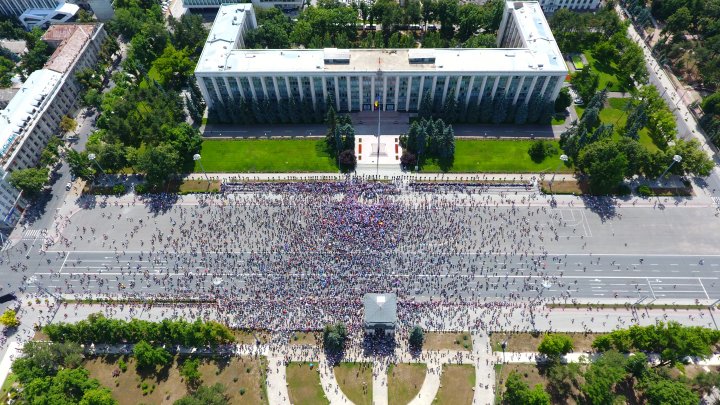 Protest spart ca o bulă de săpun. Nici zare de protestatar în centrul Capitalei, chiar dacă Năstase și Sandu au îndemnat oamenii să rămână în stradă