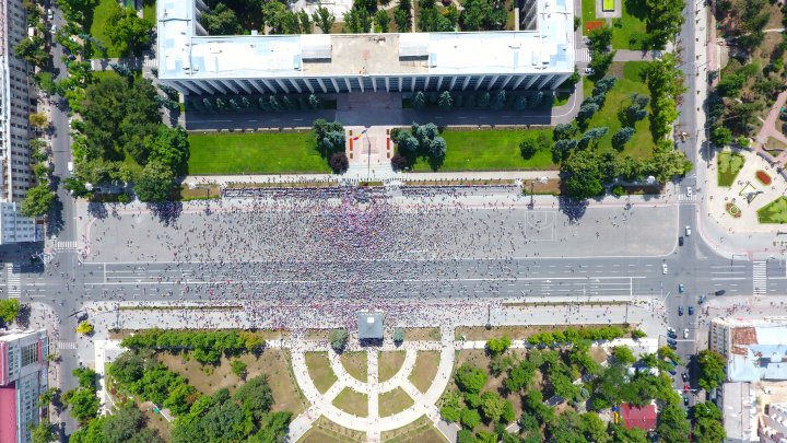 Protest spart ca o bulă de săpun. Nici zare de protestatar în centrul Capitalei, chiar dacă Năstase și Sandu au îndemnat oamenii să rămână în stradă