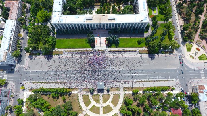 Protest spart ca o bulă de săpun. Nici zare de protestatar în centrul Capitalei, chiar dacă Năstase și Sandu au îndemnat oamenii să rămână în stradă