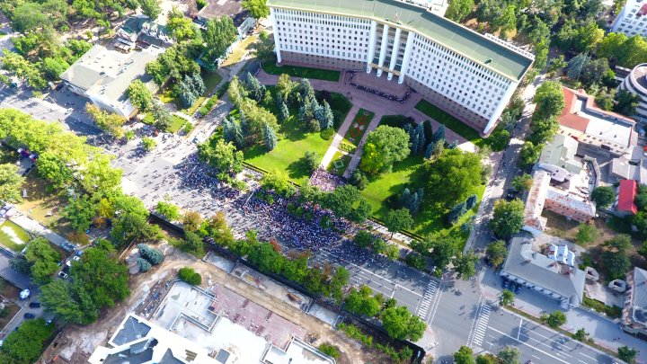 Protest spart ca o bulă de săpun. Nici zare de protestatar în centrul Capitalei, chiar dacă Năstase și Sandu au îndemnat oamenii să rămână în stradă