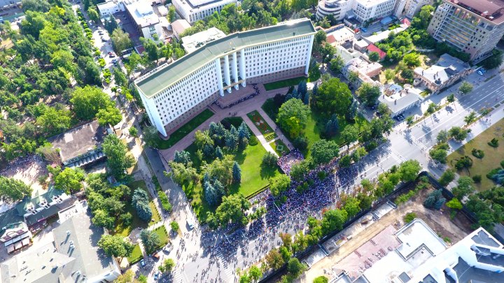 Protest spart ca o bulă de săpun. Nici zare de protestatar în centrul Capitalei, chiar dacă Năstase și Sandu au îndemnat oamenii să rămână în stradă