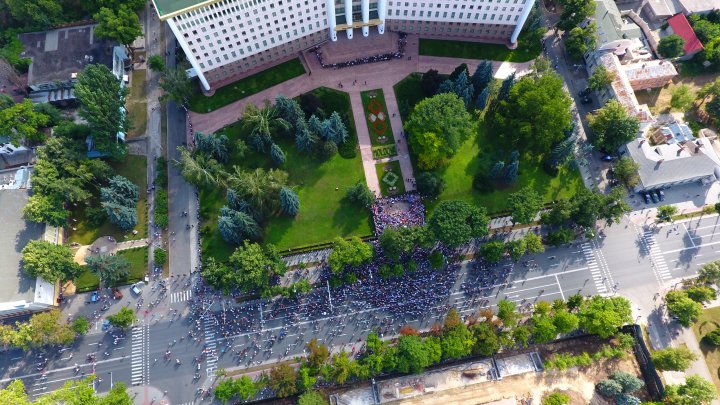 Protest spart ca o bulă de săpun. Nici zare de protestatar în centrul Capitalei, chiar dacă Năstase și Sandu au îndemnat oamenii să rămână în stradă