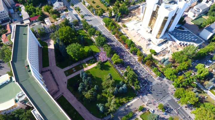 Protest spart ca o bulă de săpun. Nici zare de protestatar în centrul Capitalei, chiar dacă Năstase și Sandu au îndemnat oamenii să rămână în stradă