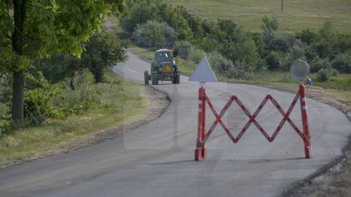 DRUMURI BUNE la Taraclia. Locuitorii a patru sate se bucură de asfalt nou, iar în alte șase localităţi lucrările sunt în toi (FOTOREPORT)