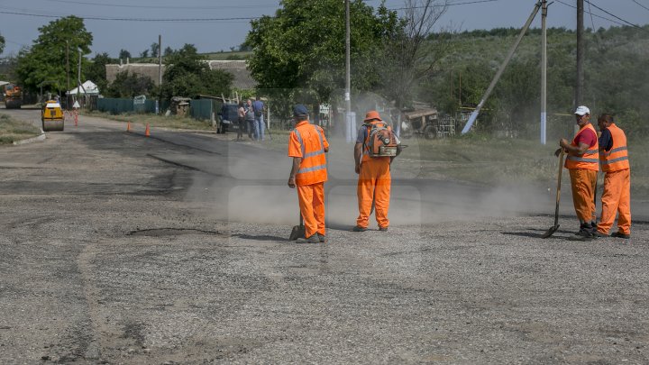 DRUMURI BUNE la Taraclia. Locuitorii a patru sate se bucură de asfalt nou, iar în alte șase localităţi lucrările sunt în toi (FOTOREPORT)