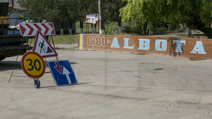 DRUMURI BUNE la Taraclia. Locuitorii a patru sate se bucură de asfalt nou, iar în alte șase localităţi lucrările sunt în toi (FOTOREPORT)