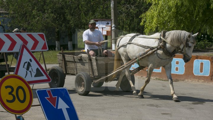 DRUMURI BUNE la Taraclia. Locuitorii a patru sate se bucură de asfalt nou, iar în alte șase localităţi lucrările sunt în toi (FOTOREPORT)