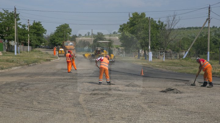 DRUMURI BUNE la Taraclia. Locuitorii a patru sate se bucură de asfalt nou, iar în alte șase localităţi lucrările sunt în toi (FOTOREPORT)