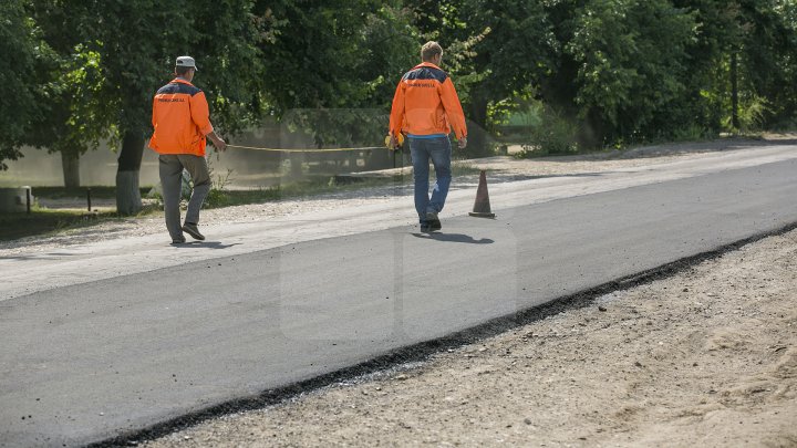 DRUMURI BUNE la Taraclia. Locuitorii a patru sate se bucură de asfalt nou, iar în alte șase localităţi lucrările sunt în toi (FOTOREPORT)