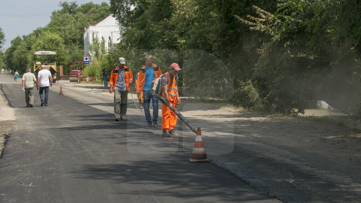 DRUMURI BUNE la Taraclia. Locuitorii a patru sate se bucură de asfalt nou, iar în alte șase localităţi lucrările sunt în toi (FOTOREPORT)