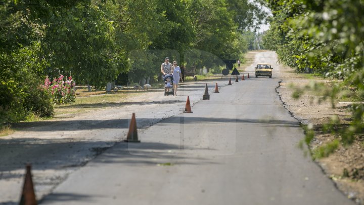 DRUMURI BUNE la Taraclia. Locuitorii a patru sate se bucură de asfalt nou, iar în alte șase localităţi lucrările sunt în toi (FOTOREPORT)