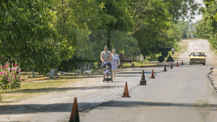 DRUMURI BUNE la Taraclia. Locuitorii a patru sate se bucură de asfalt nou, iar în alte șase localităţi lucrările sunt în toi (FOTOREPORT)