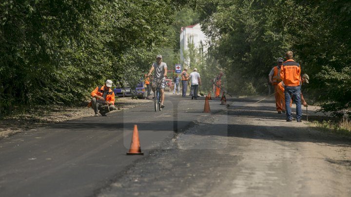 DRUMURI BUNE la Taraclia. Locuitorii a patru sate se bucură de asfalt nou, iar în alte șase localităţi lucrările sunt în toi (FOTOREPORT)