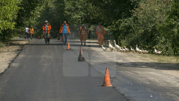 DRUMURI BUNE la Taraclia. Locuitorii a patru sate se bucură de asfalt nou, iar în alte șase localităţi lucrările sunt în toi (FOTOREPORT)