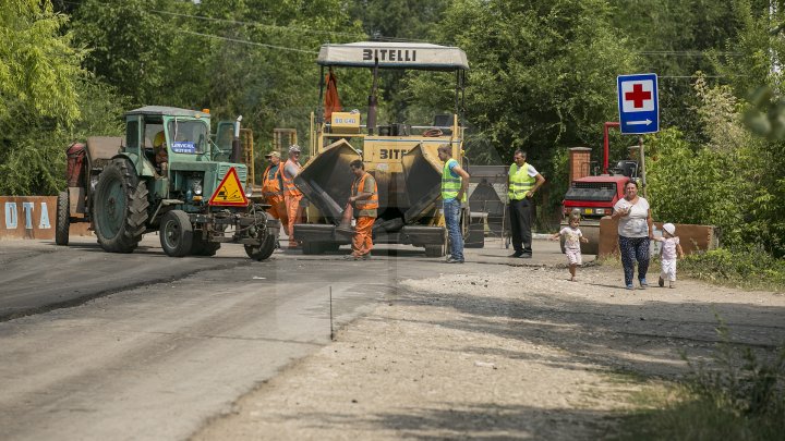 DRUMURI BUNE la Taraclia. Locuitorii a patru sate se bucură de asfalt nou, iar în alte șase localităţi lucrările sunt în toi (FOTOREPORT)