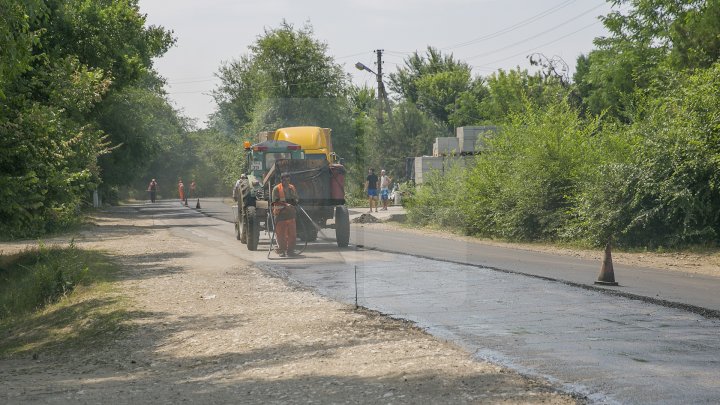 DRUMURI BUNE la Taraclia. Locuitorii a patru sate se bucură de asfalt nou, iar în alte șase localităţi lucrările sunt în toi (FOTOREPORT)