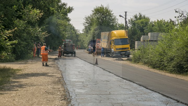 DRUMURI BUNE la Taraclia. Locuitorii a patru sate se bucură de asfalt nou, iar în alte șase localităţi lucrările sunt în toi (FOTOREPORT)