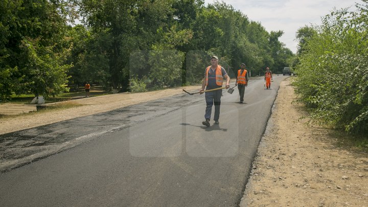 DRUMURI BUNE la Taraclia. Locuitorii a patru sate se bucură de asfalt nou, iar în alte șase localităţi lucrările sunt în toi (FOTOREPORT)