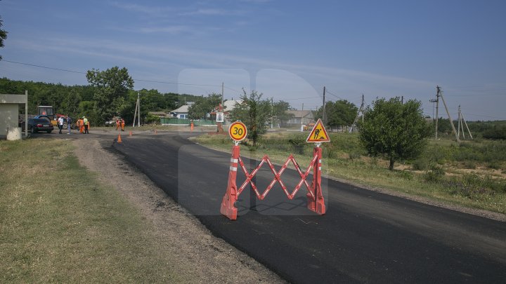 DRUMURI BUNE la Taraclia. Locuitorii a patru sate se bucură de asfalt nou, iar în alte șase localităţi lucrările sunt în toi (FOTOREPORT)