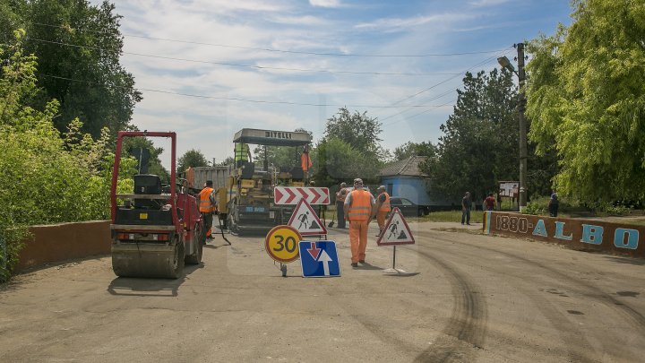 DRUMURI BUNE la Taraclia. Locuitorii a patru sate se bucură de asfalt nou, iar în alte șase localităţi lucrările sunt în toi (FOTOREPORT)