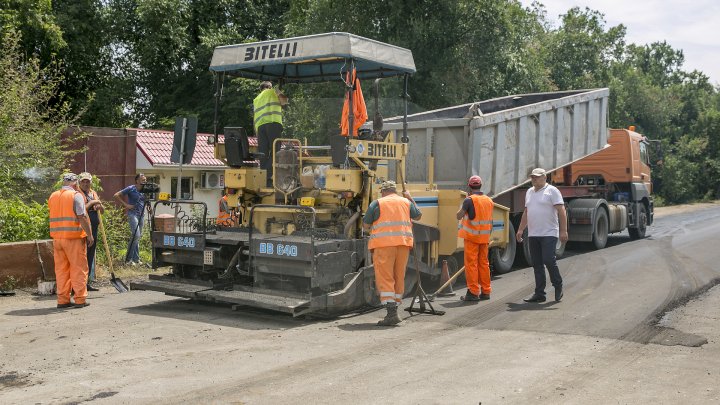 DRUMURI BUNE la Taraclia. Locuitorii a patru sate se bucură de asfalt nou, iar în alte șase localităţi lucrările sunt în toi (FOTOREPORT)