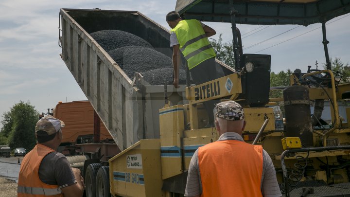 DRUMURI BUNE la Taraclia. Locuitorii a patru sate se bucură de asfalt nou, iar în alte șase localităţi lucrările sunt în toi (FOTOREPORT)