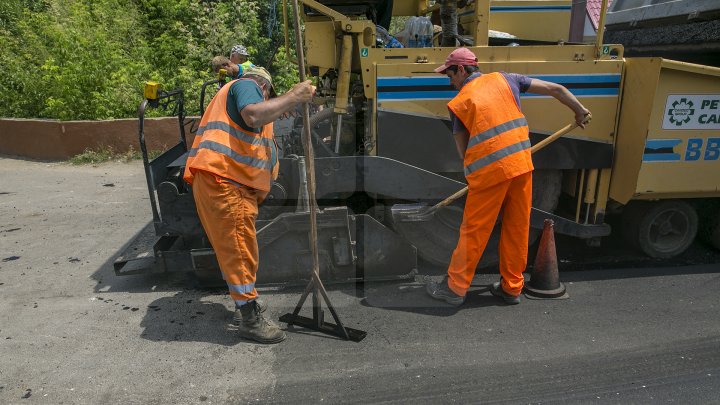 DRUMURI BUNE la Taraclia. Locuitorii a patru sate se bucură de asfalt nou, iar în alte șase localităţi lucrările sunt în toi (FOTOREPORT)