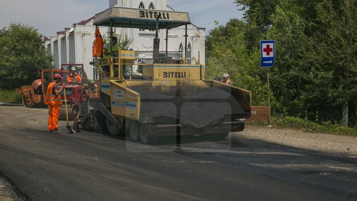 DRUMURI BUNE la Taraclia. Locuitorii a patru sate se bucură de asfalt nou, iar în alte șase localităţi lucrările sunt în toi (FOTOREPORT)