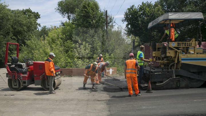 DRUMURI BUNE la Taraclia. Locuitorii a patru sate se bucură de asfalt nou, iar în alte șase localităţi lucrările sunt în toi (FOTOREPORT)