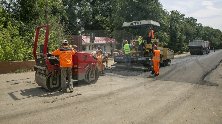 DRUMURI BUNE la Taraclia. Locuitorii a patru sate se bucură de asfalt nou, iar în alte șase localităţi lucrările sunt în toi (FOTOREPORT)