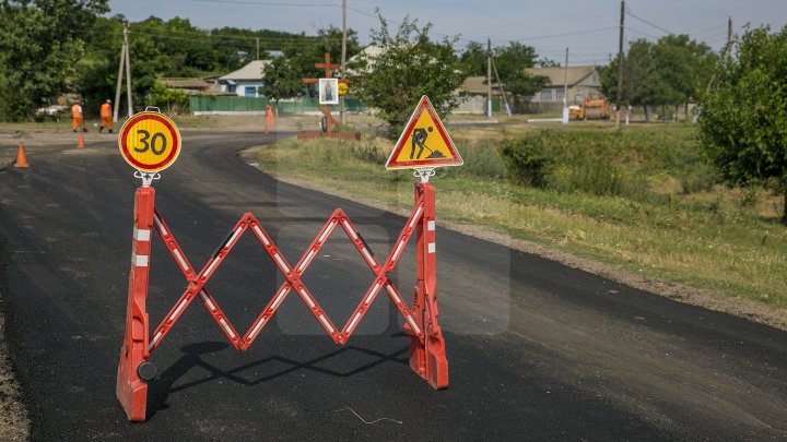 DRUMURI BUNE la Taraclia. Locuitorii a patru sate se bucură de asfalt nou, iar în alte șase localităţi lucrările sunt în toi (FOTOREPORT)