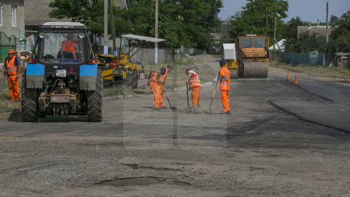 DRUMURI BUNE la Taraclia. Locuitorii a patru sate se bucură de asfalt nou, iar în alte șase localităţi lucrările sunt în toi (FOTOREPORT)