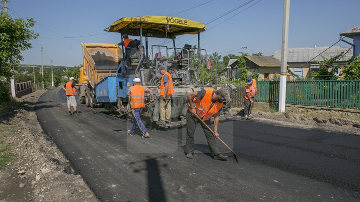 Drumuri bune în raionul Soroca. Muncitorii dau asigurări că lucrările sunt făcute calitativ, iar şoferii sunt mulţumiţi (FOTO)