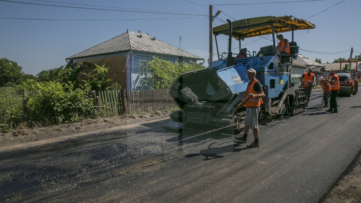 Drumuri bune în raionul Soroca. Muncitorii dau asigurări că lucrările sunt făcute calitativ, iar şoferii sunt mulţumiţi (FOTO)