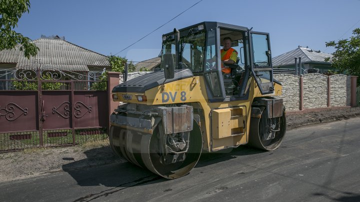 Drumuri bune în raionul Soroca. Muncitorii dau asigurări că lucrările sunt făcute calitativ, iar şoferii sunt mulţumiţi (FOTO)