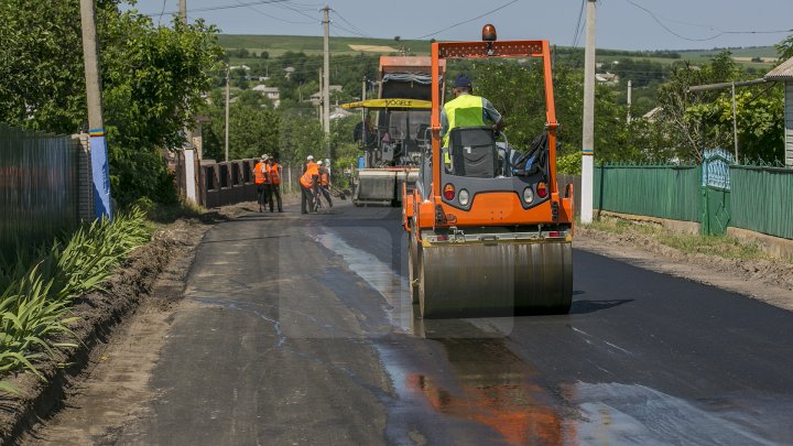 Drumuri bune în raionul Soroca. Muncitorii dau asigurări că lucrările sunt făcute calitativ, iar şoferii sunt mulţumiţi (FOTO)